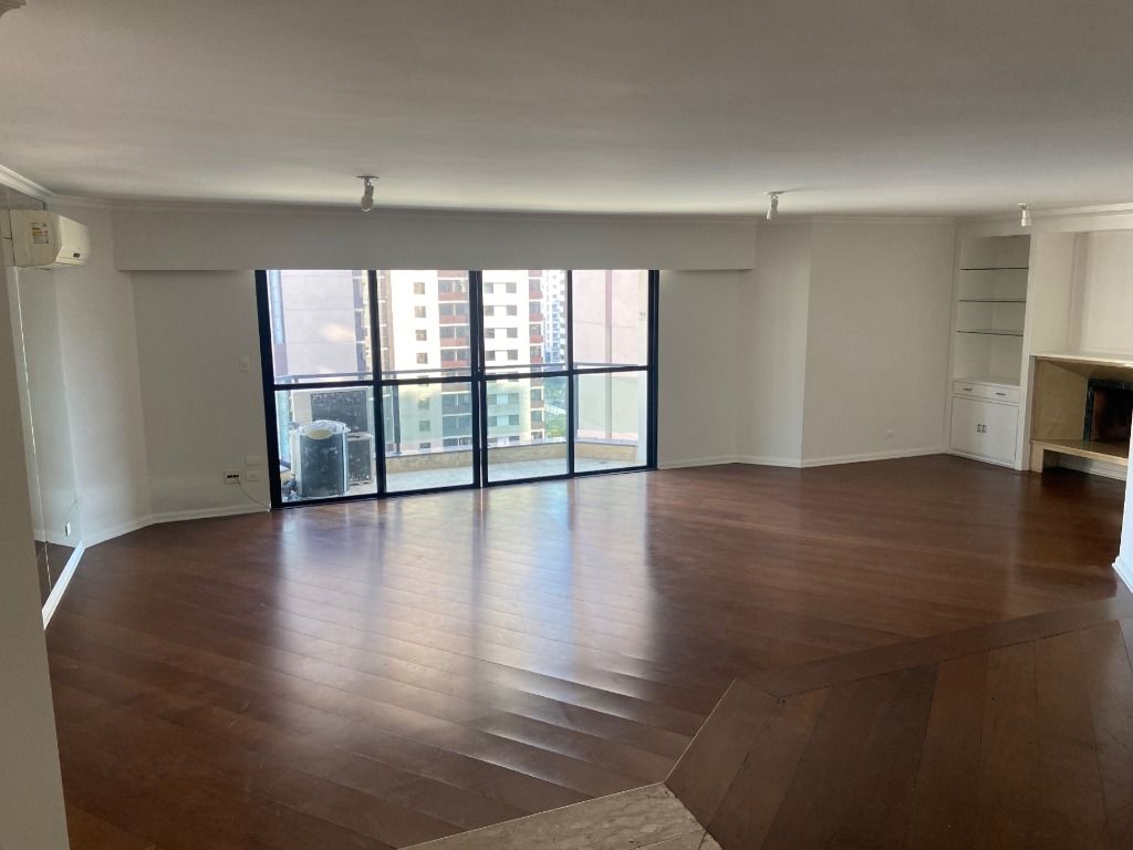 Apartamento para alugar com 5 quartos, 240m² - Foto 1