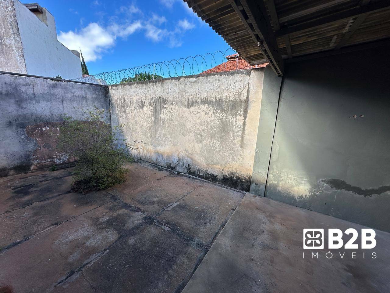 Casa à venda com 4 quartos, 260m² - Foto 2