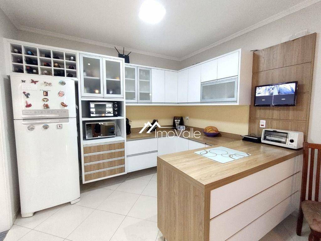 Casa à venda com 3 quartos, 220m² - Foto 8