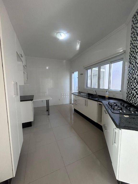 Casa à venda com 3 quartos, 228m² - Foto 4