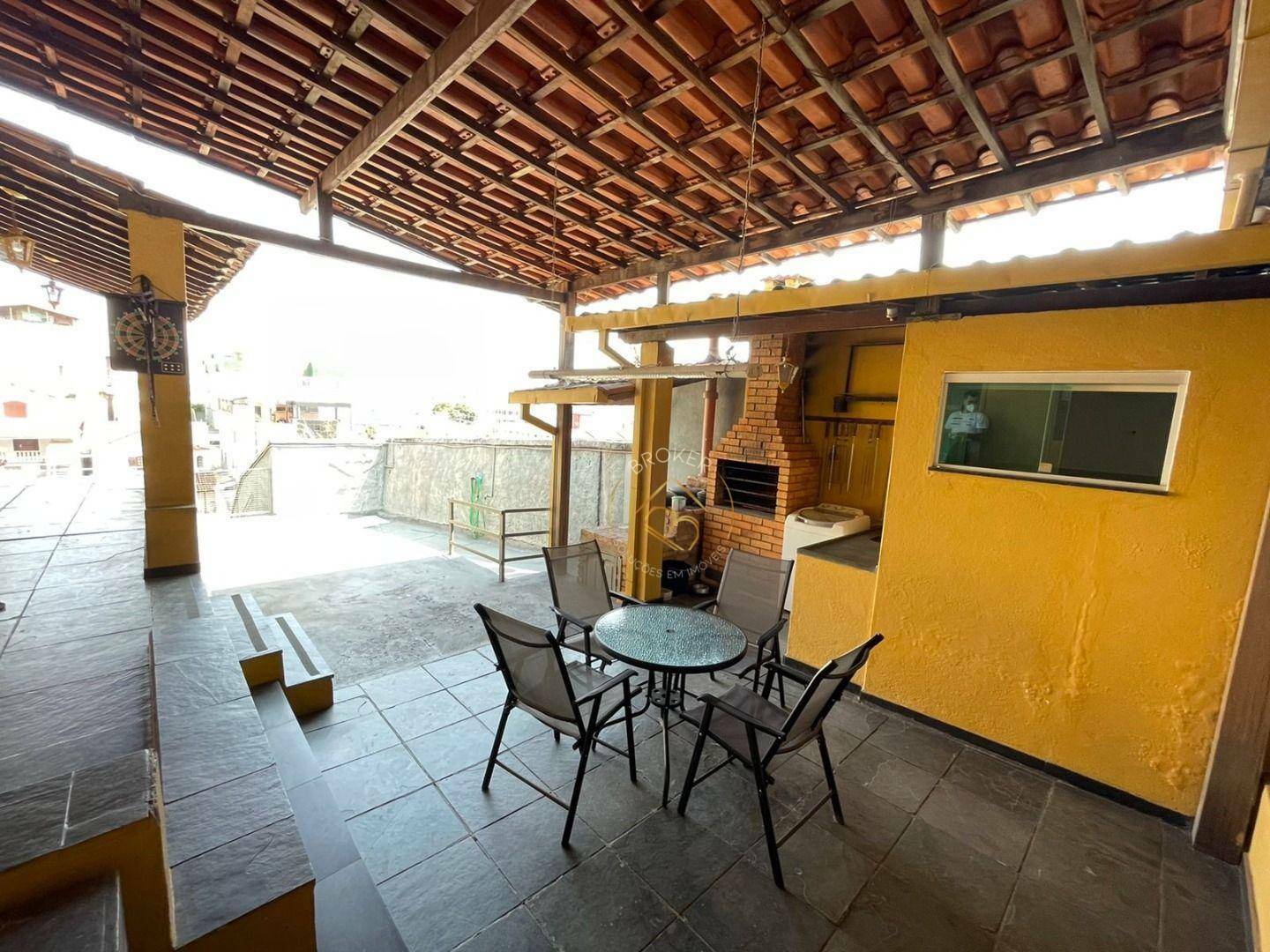 Casa à venda com 3 quartos, 242m² - Foto 1