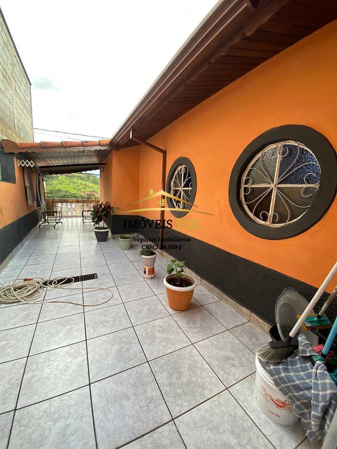 Casa à venda com 3 quartos, 159m² - Foto 1