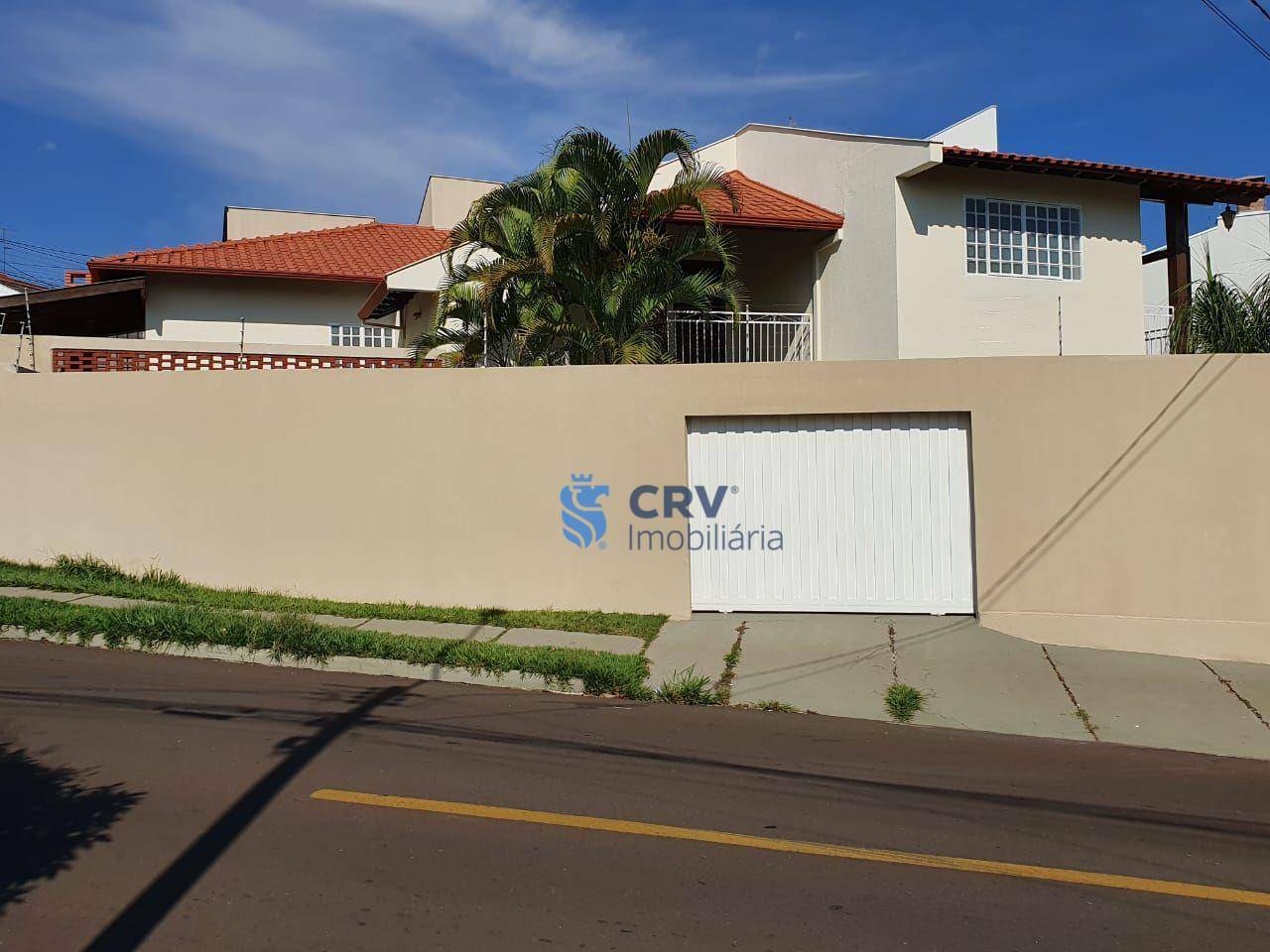 Casa à venda com 3 quartos, 215m² - Foto 1