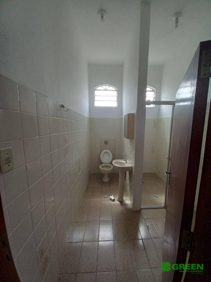 Casa para alugar com 4 quartos, 200m² - Foto 14