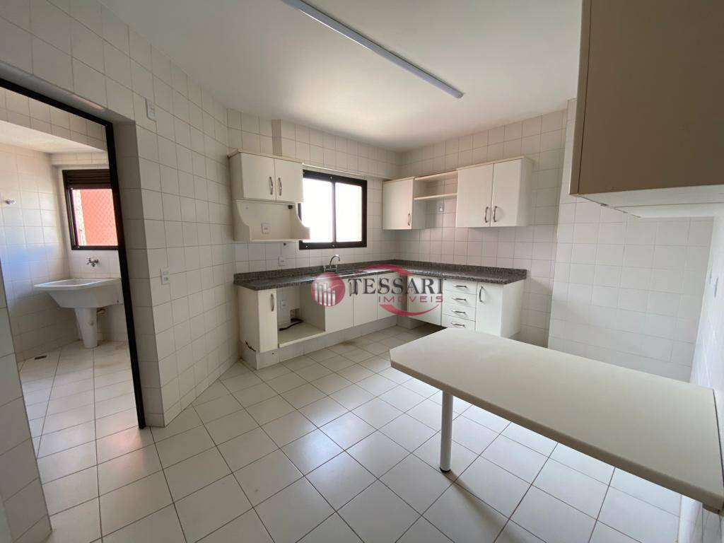 Apartamento para alugar com 3 quartos, 176m² - Foto 6