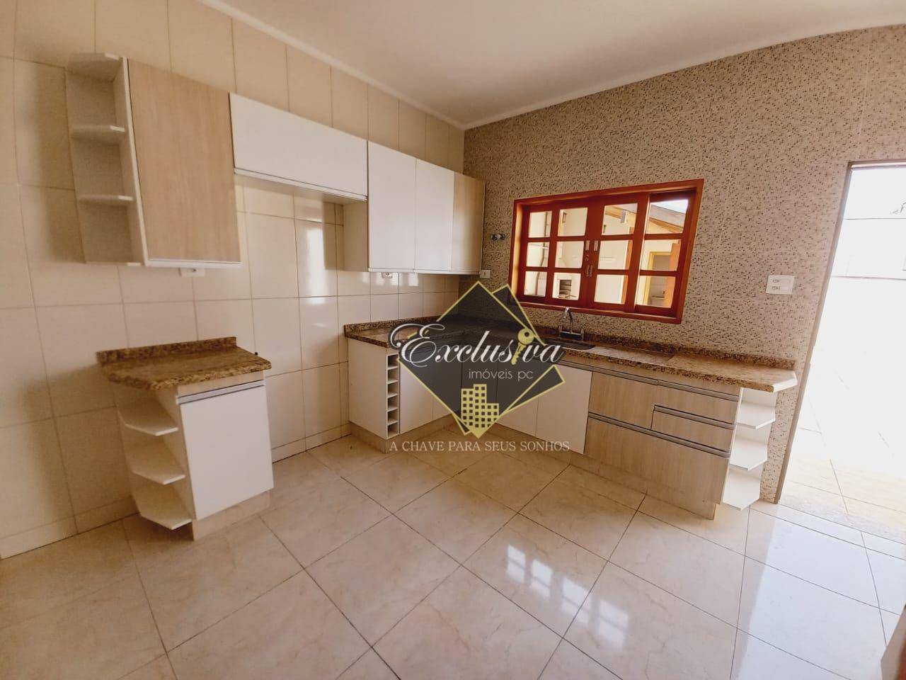 Casa à venda com 3 quartos, 153m² - Foto 1