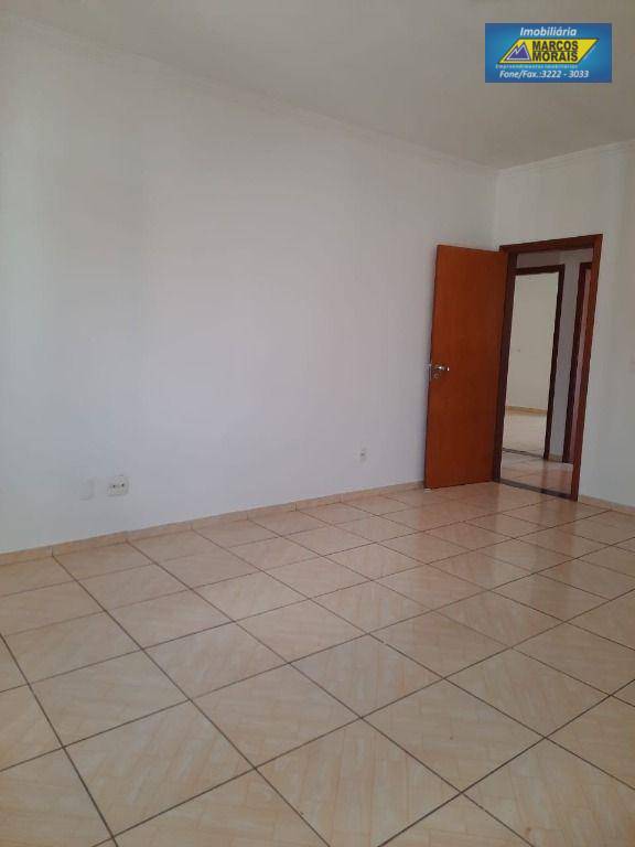 Casa à venda com 4 quartos, 300m² - Foto 3