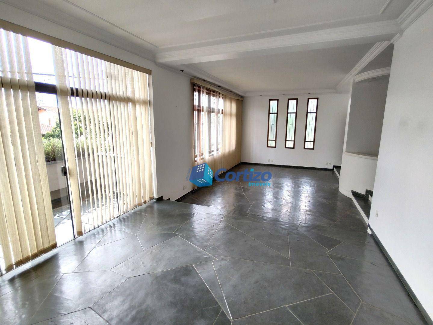 Casa à venda com 3 quartos, 280m² - Foto 2