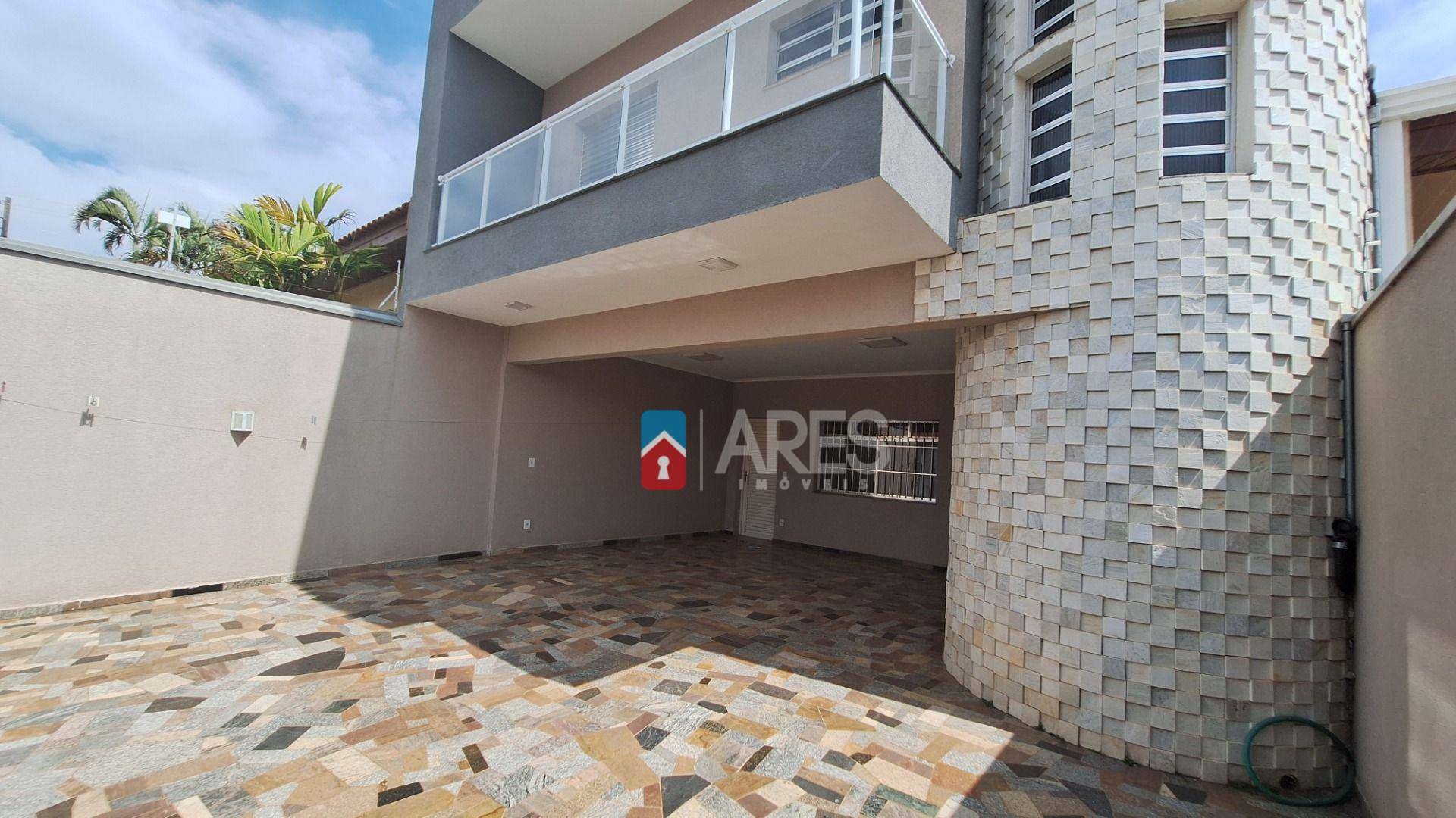 Casa, 3 quartos, 221 m² - Foto 1