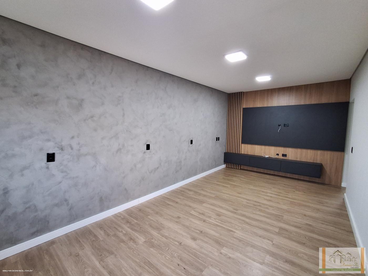 Casa à venda com 3 quartos, 200m² - Foto 1