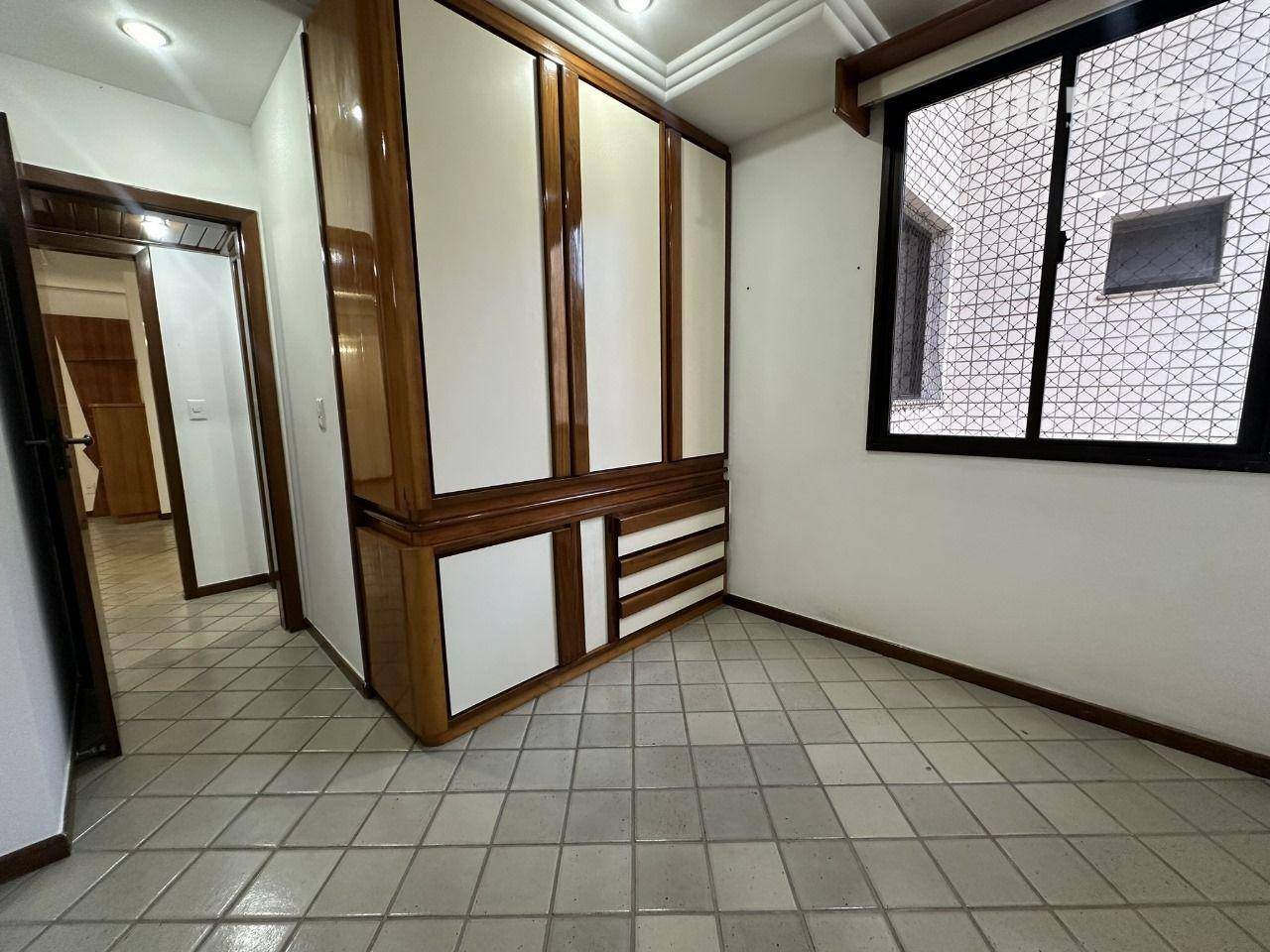 Apartamento para alugar com 3 quartos, 130m² - Foto 11