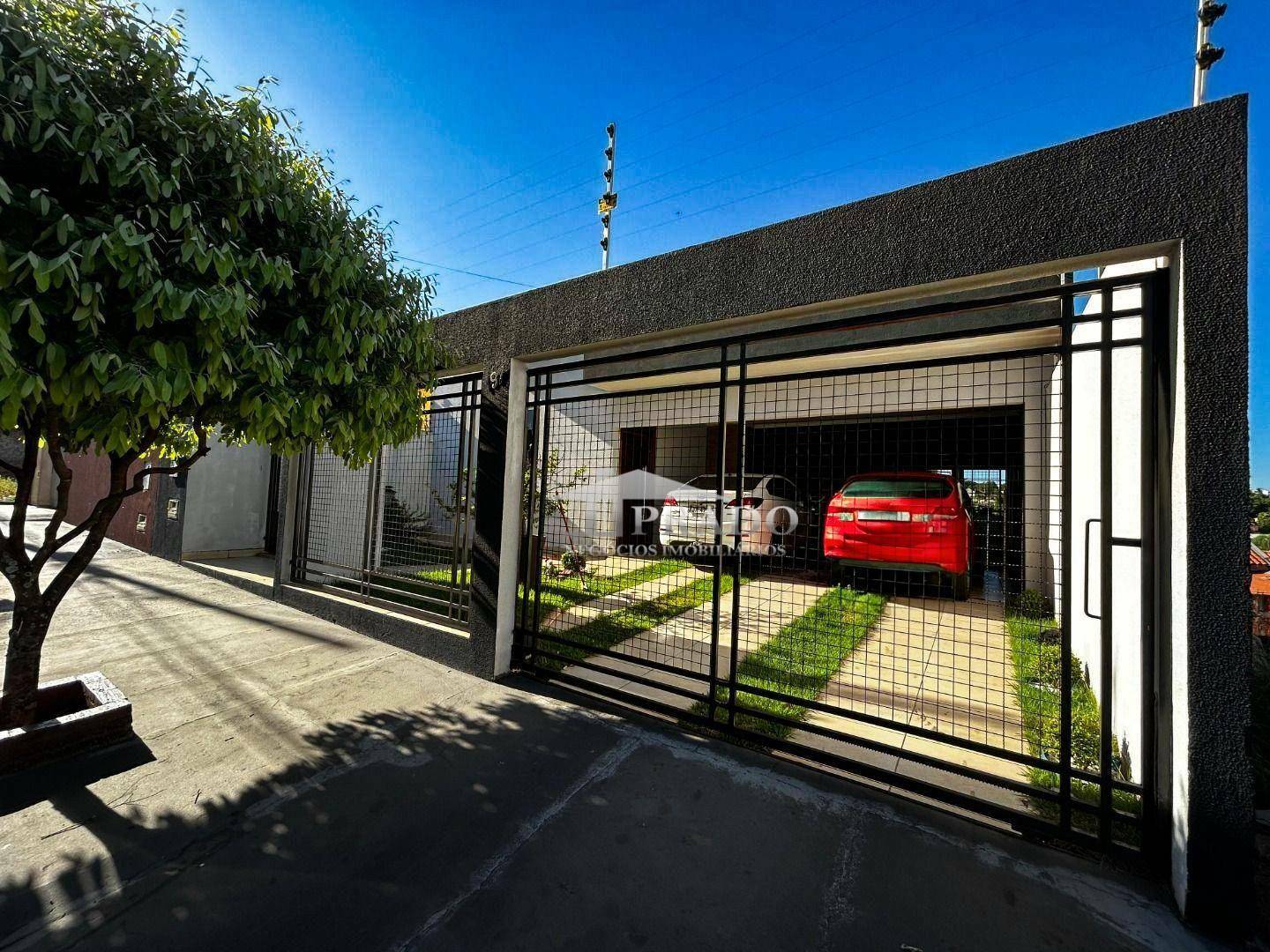 Casa à venda com 3 quartos, 214m² - Foto 1