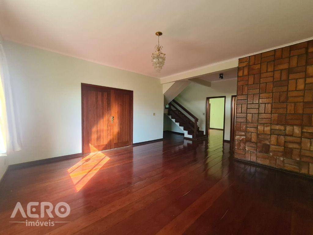 Casa à venda e aluguel com 4 quartos, 299m² - Foto 1