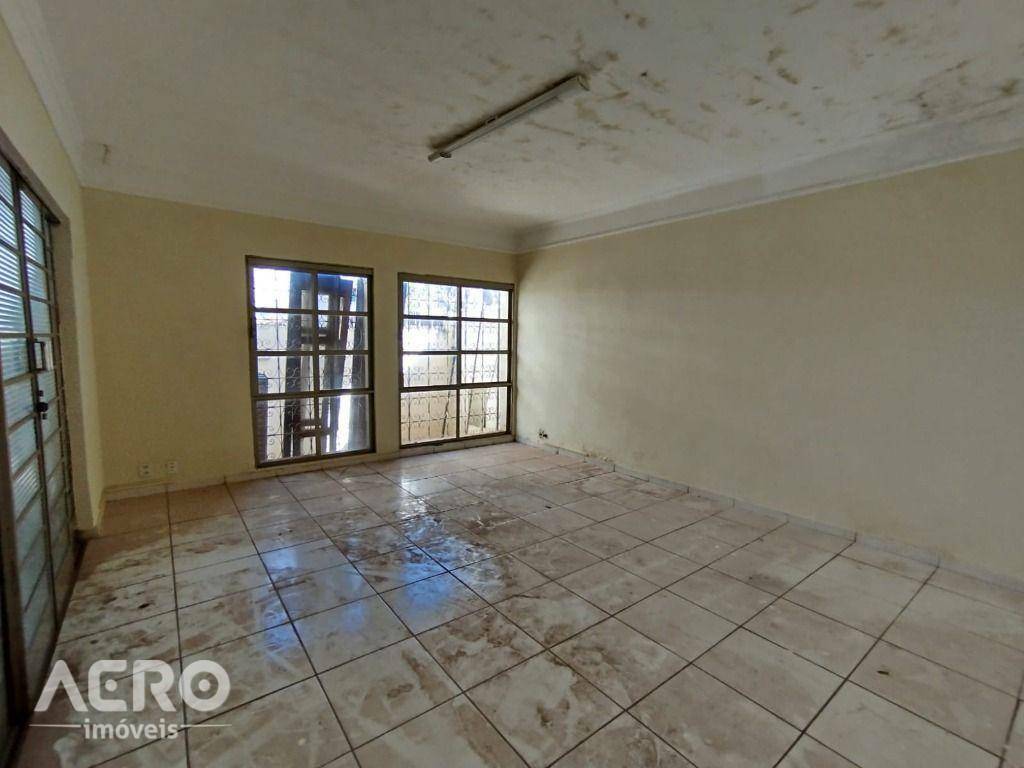 Casa para alugar com 4 quartos, 220m² - Foto 2