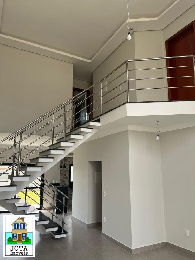 Sobrado à venda com 3 quartos, 250m² - Foto 1