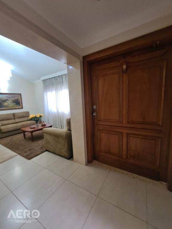 Casa de Condomínio à venda com 3 quartos, 300m² - Foto 5