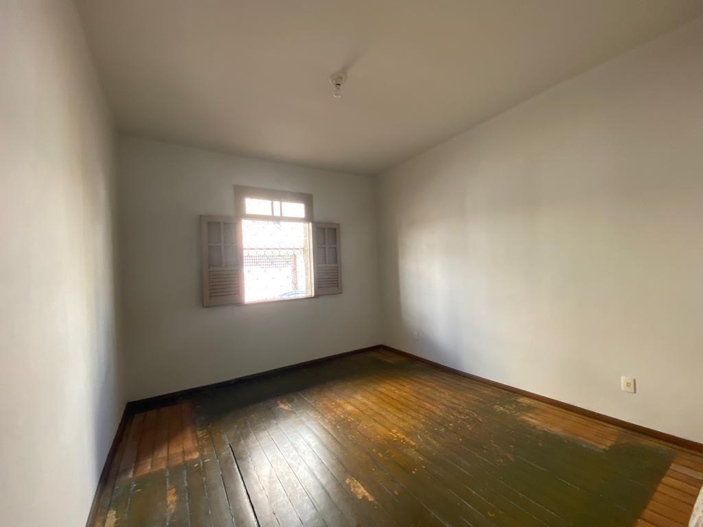 Casa à venda com 6 quartos, 210m² - Foto 9