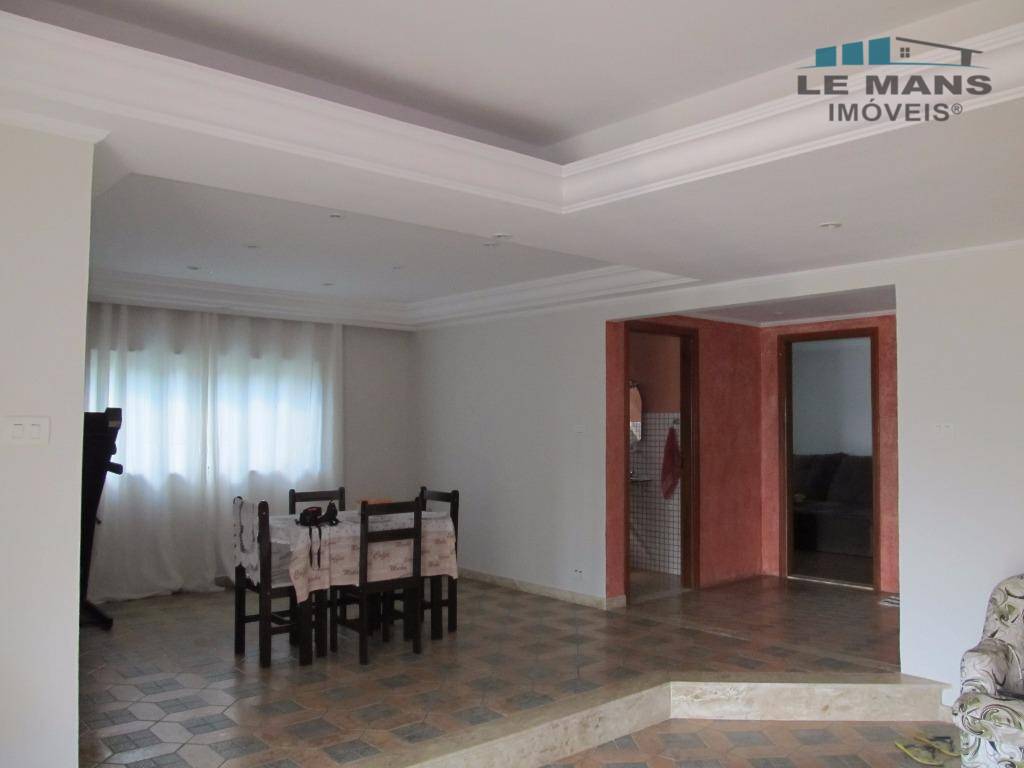 Casa à venda com 3 quartos, 210m² - Foto 1