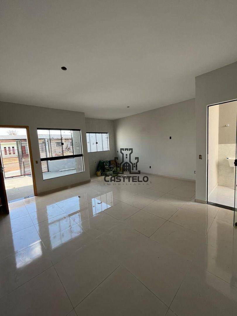 Casa à venda com 3 quartos, 74m² - Foto 1