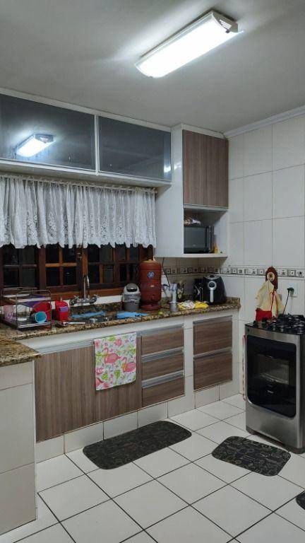 Casa de Condomínio à venda com 4 quartos, 200m² - Foto 4