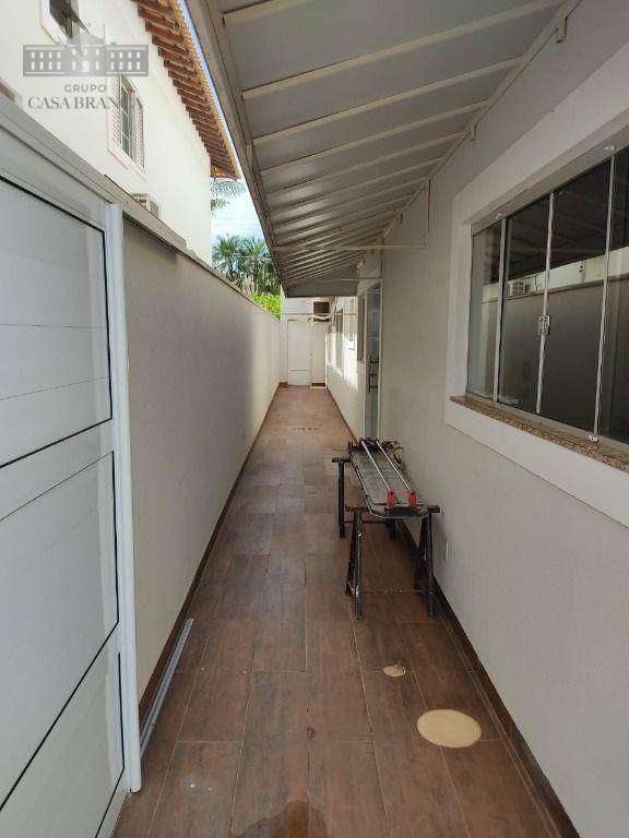 Casa de Condomínio para alugar com 3 quartos, 263m² - Foto 2