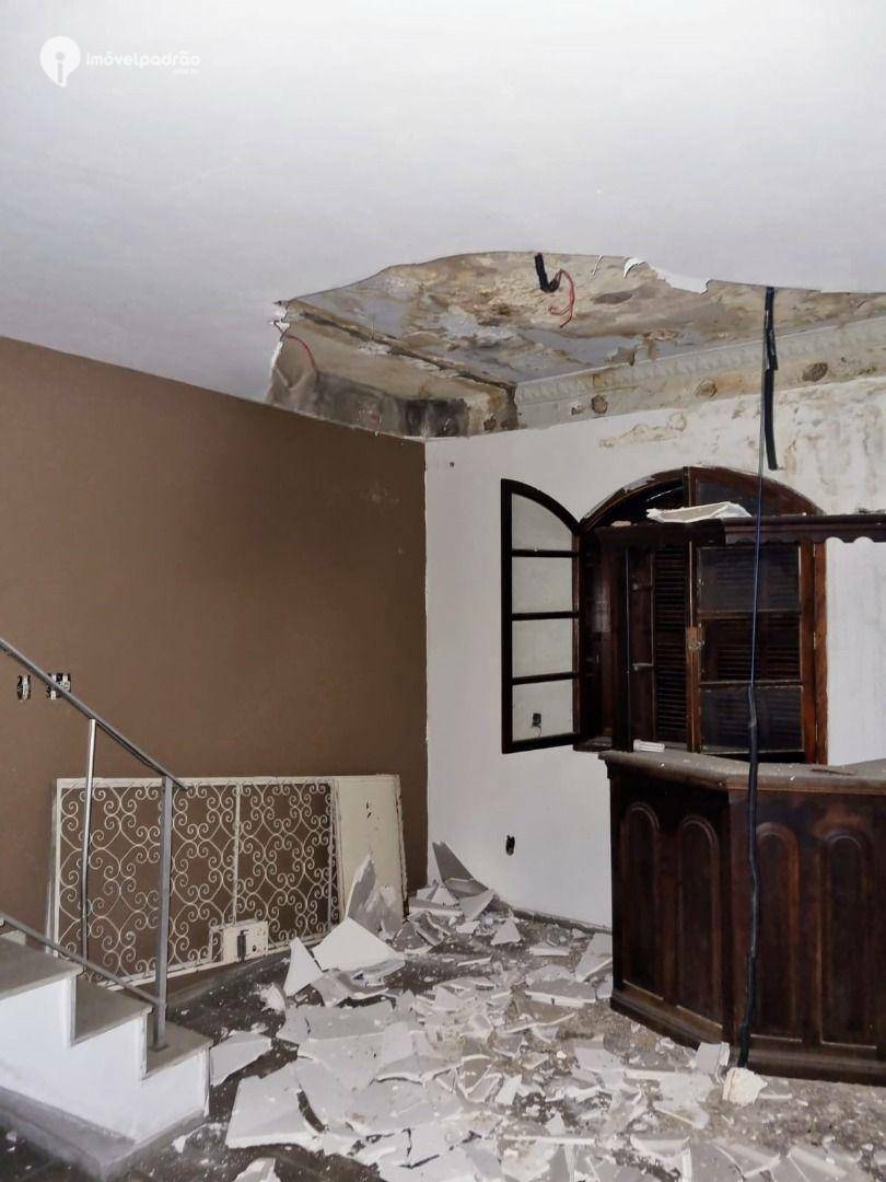 Casa à venda e aluguel com 3 quartos, 280m² - Foto 1
