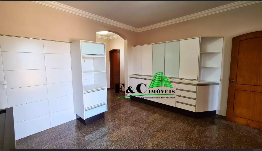 Casa à venda com 4 quartos, 500m² - Foto 2