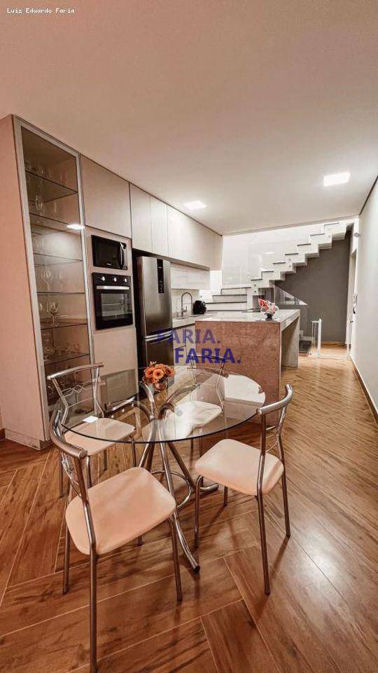 Casa à venda com 3 quartos, 250m² - Foto 9