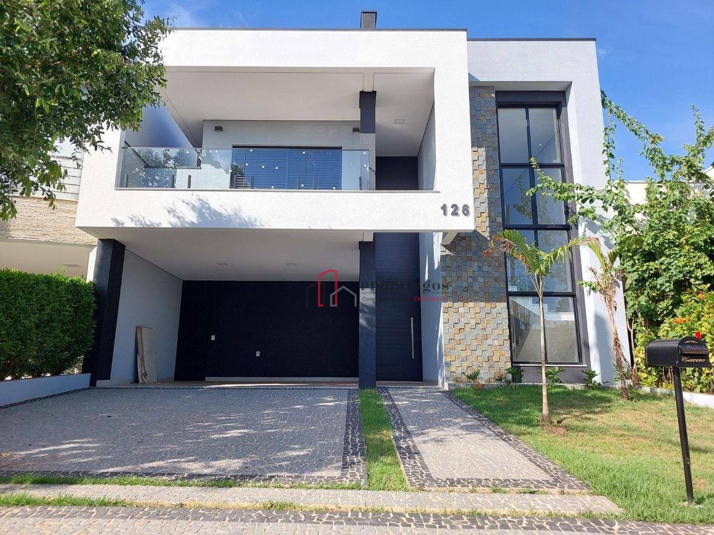 Sobrado à venda com 4 quartos, 256m² - Foto 1