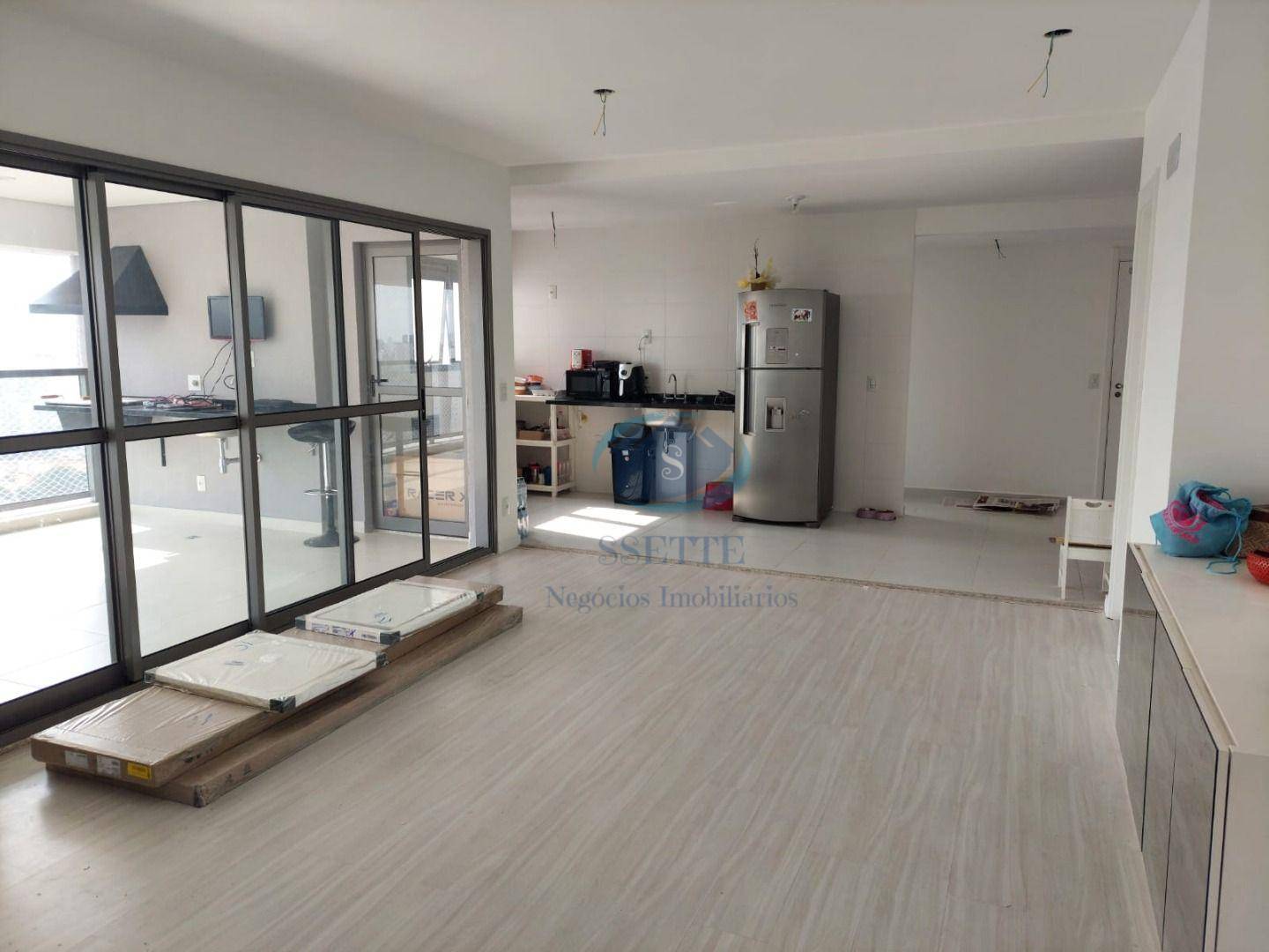 Apartamento à venda com 3 quartos, 160m² - Foto 2