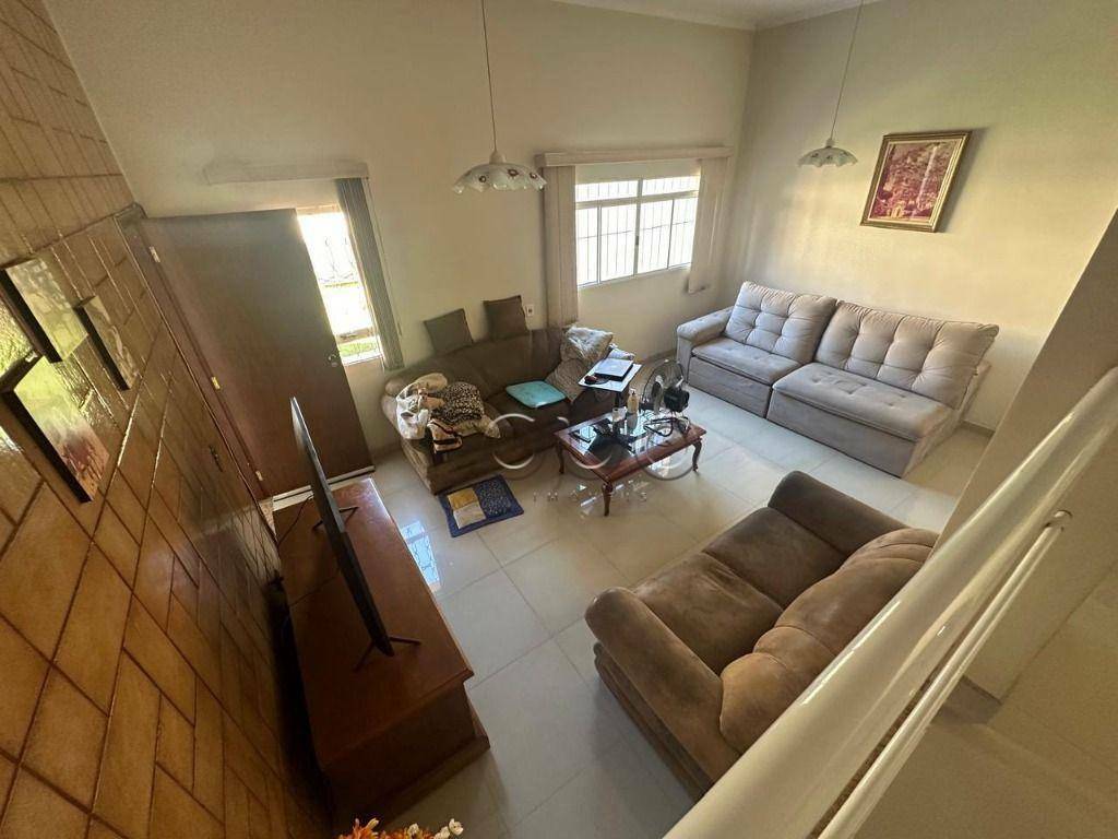 Casa à venda com 4 quartos, 304m² - Foto 1