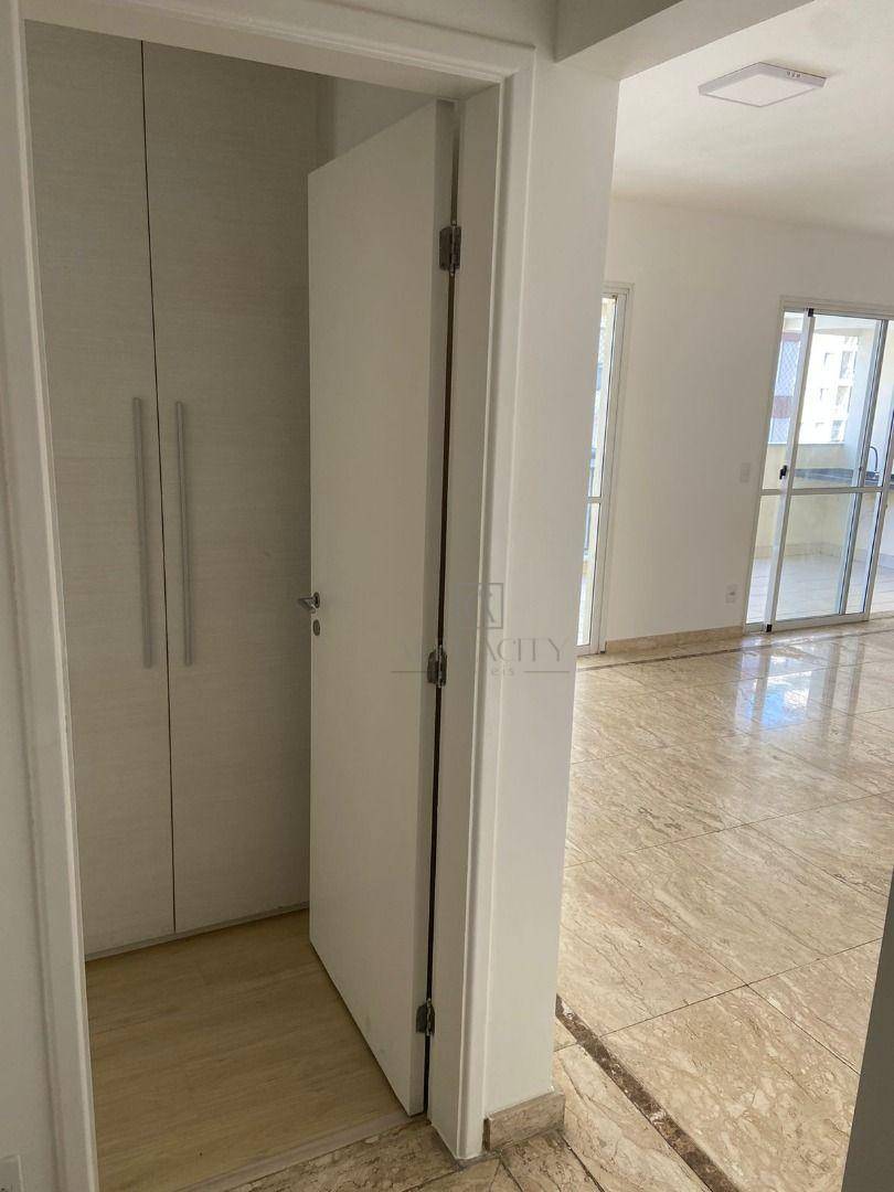 Apartamento para alugar com 3 quartos, 165m² - Foto 12