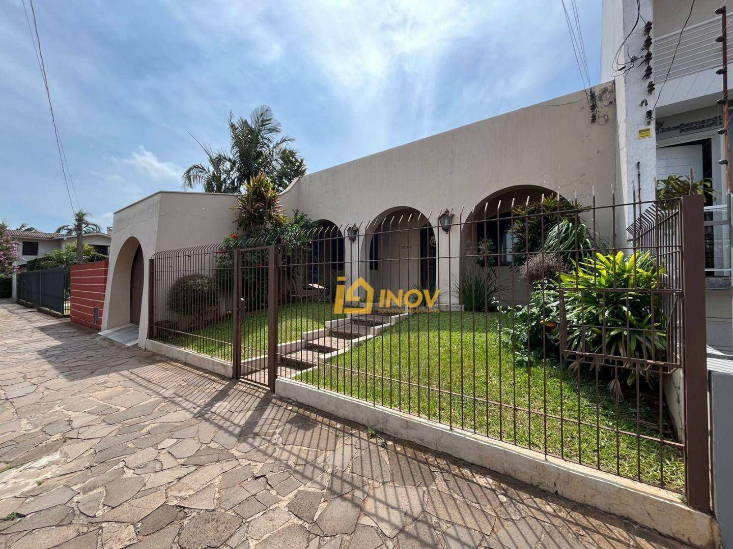 Casa à venda com 3 quartos, 200m² - Foto 1