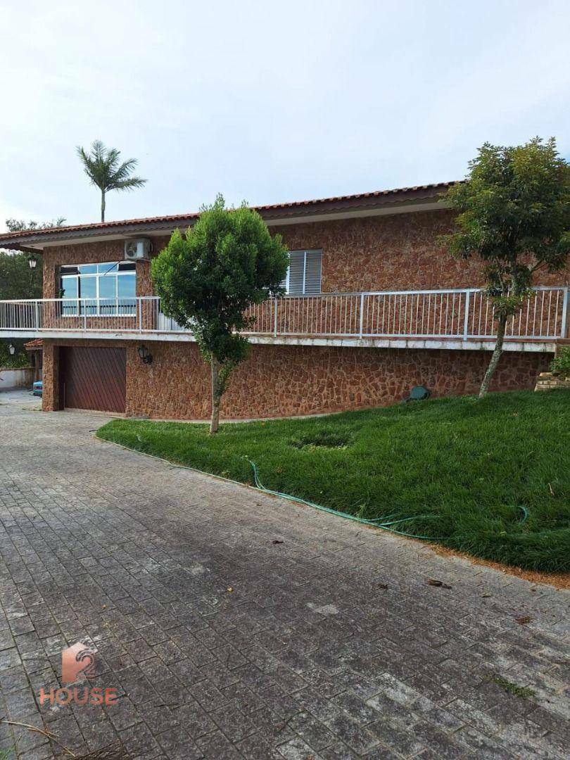 Casa à venda e aluguel com 3 quartos, 392m² - Foto 1