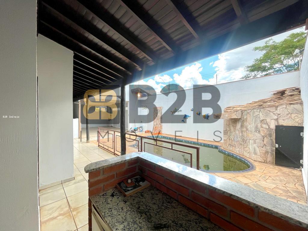 Casa à venda com 4 quartos, 270m² - Foto 2