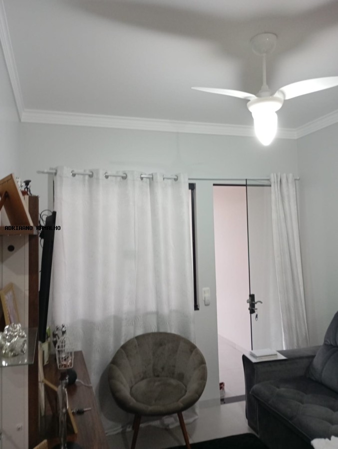 Casa à venda com 2 quartos, 70m² - Foto 4