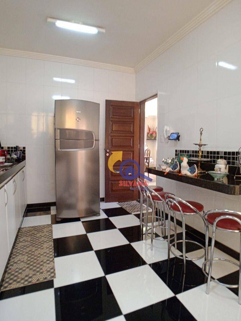 Casa à venda com 4 quartos, 230m² - Foto 8