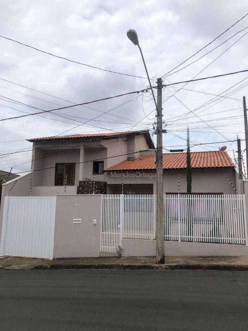 Casa à venda com 3 quartos, 381m² - Foto 1