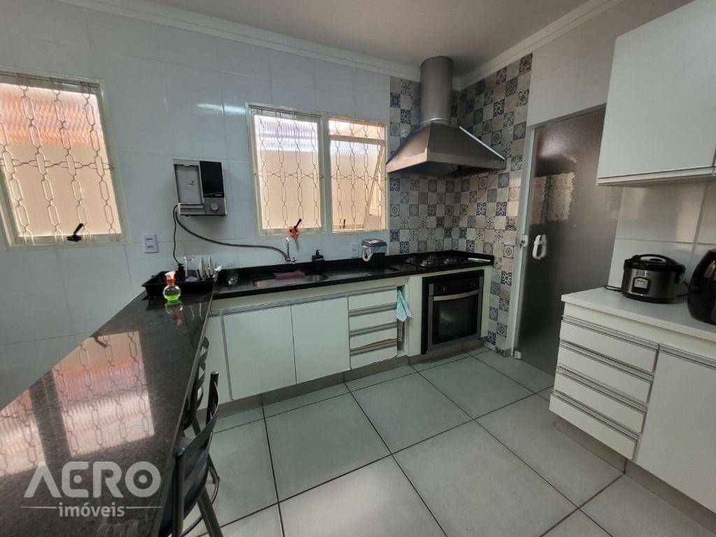 Casa à venda com 2 quartos, 126m² - Foto 1