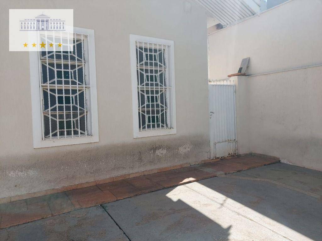 Casa à venda com 3 quartos, 237m² - Foto 1