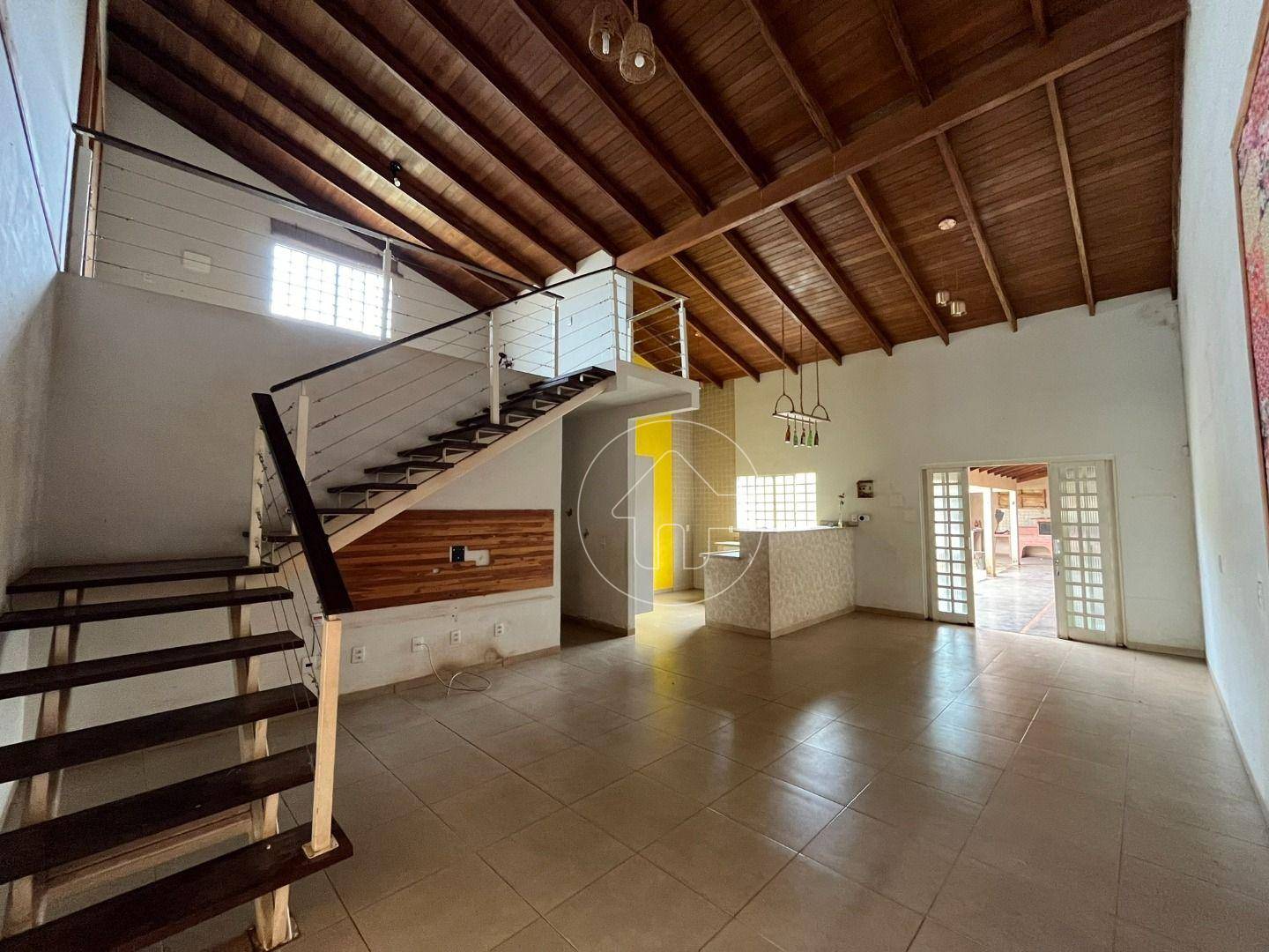 Casa à venda e aluguel com 3 quartos, 245m² - Foto 1