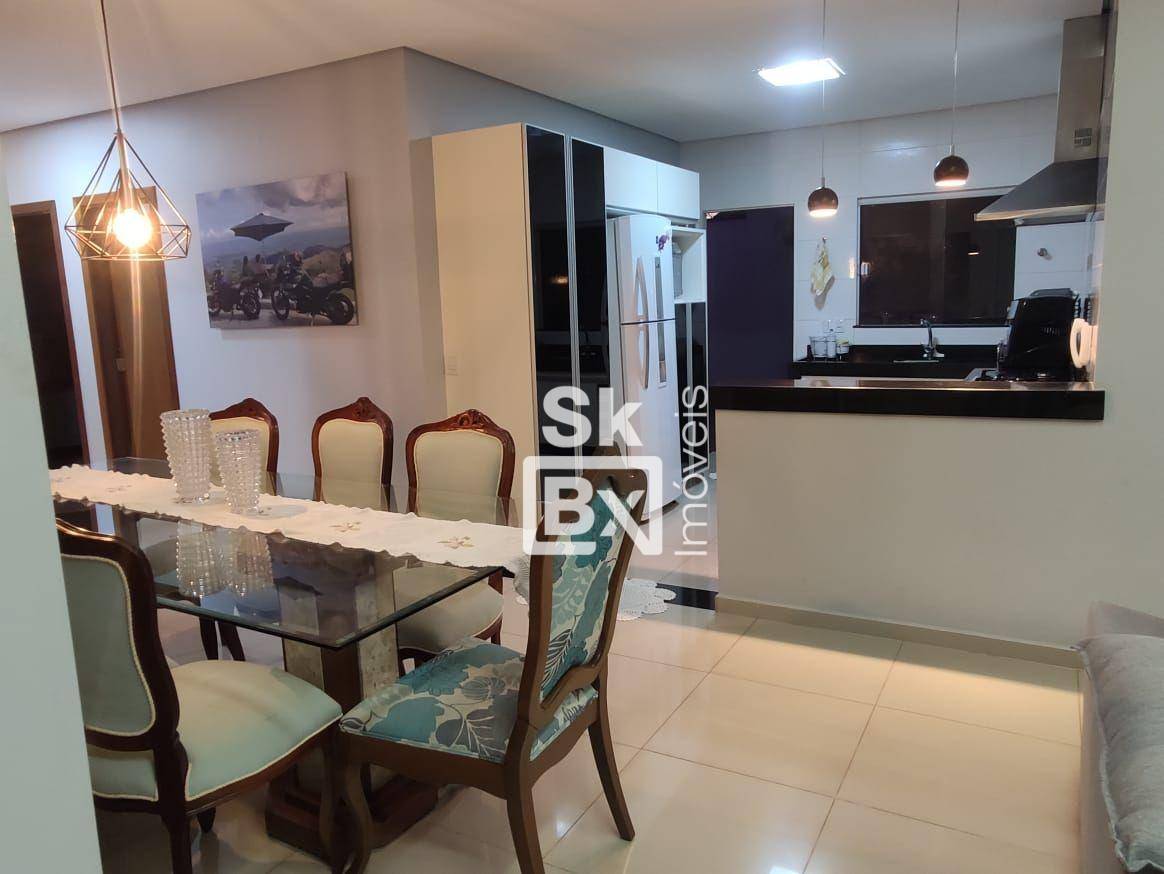 Casa à venda com 3 quartos, 187m² - Foto 1