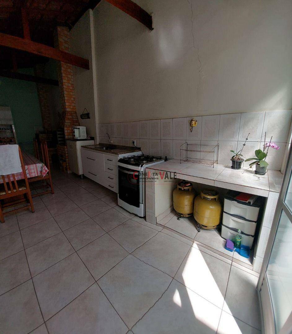 Casa à venda com 4 quartos, 210m² - Foto 2