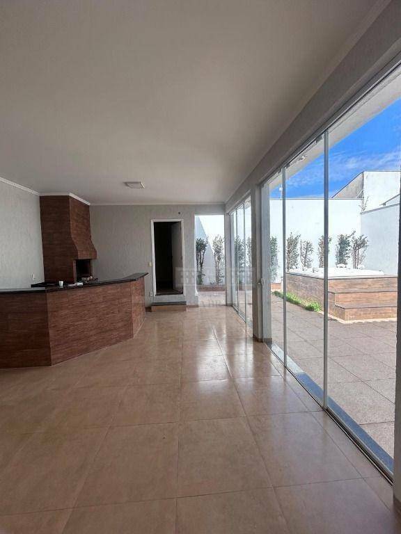 Casa à venda com 3 quartos, 228m² - Foto 1