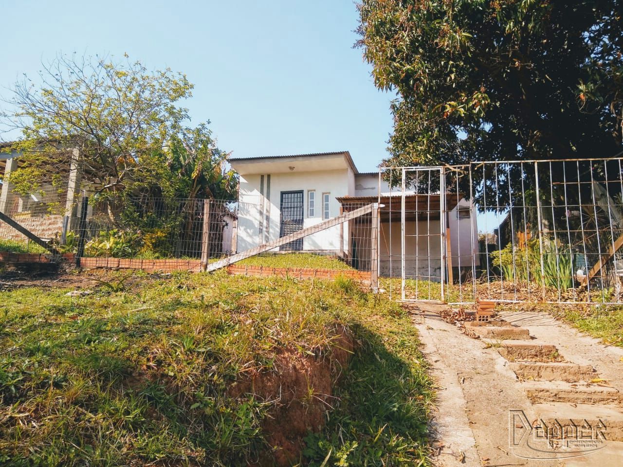 Casa à venda com 2 quartos, 100m² - Foto 1