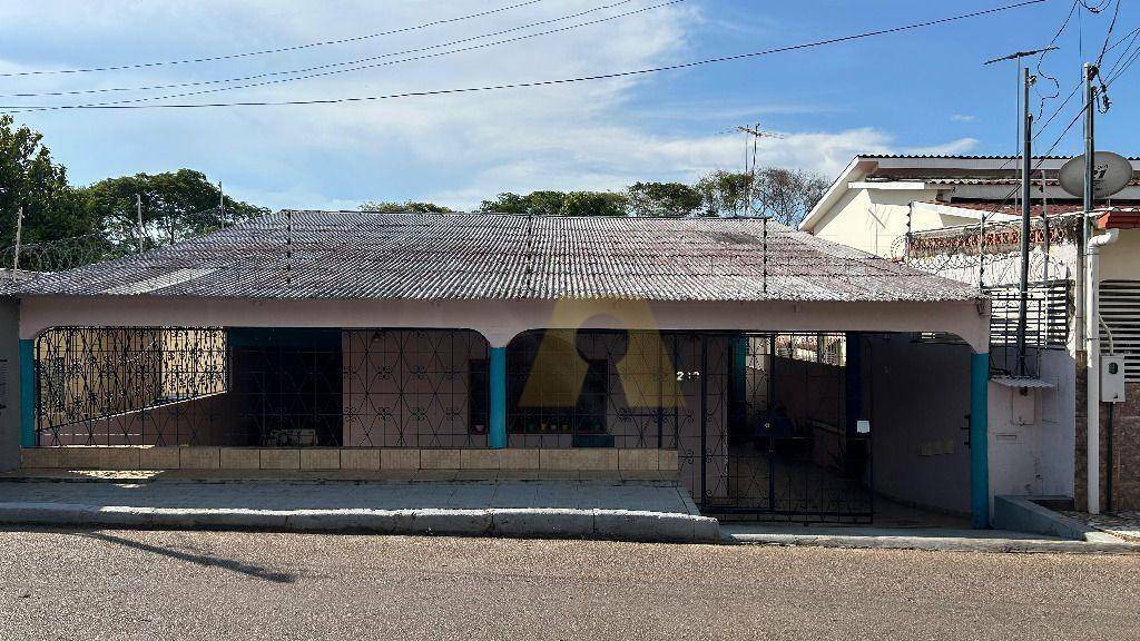 Casa para alugar com 3 quartos, 195m² - Foto 1