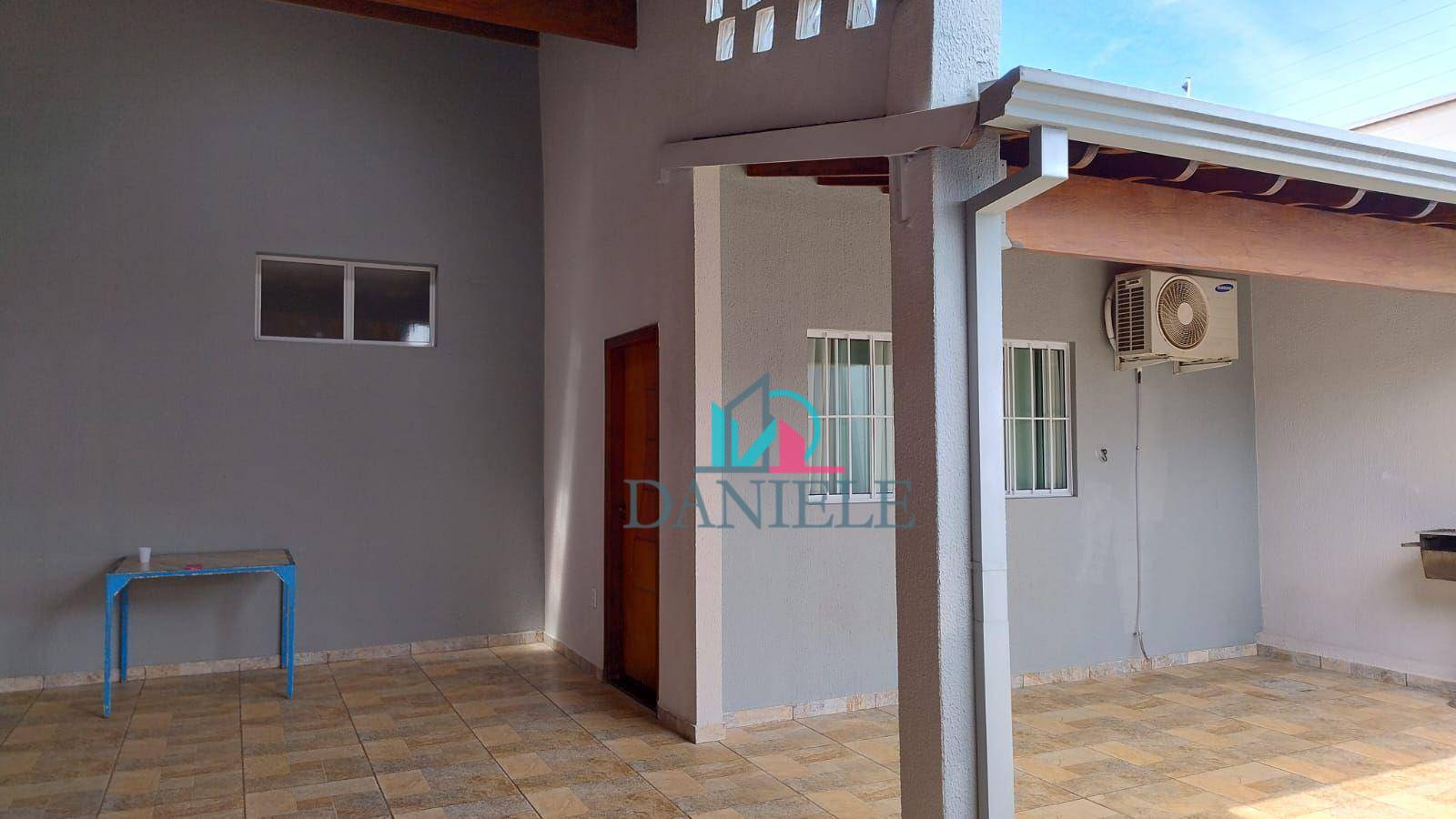 Casa à venda com 3 quartos, 150m² - Foto 1