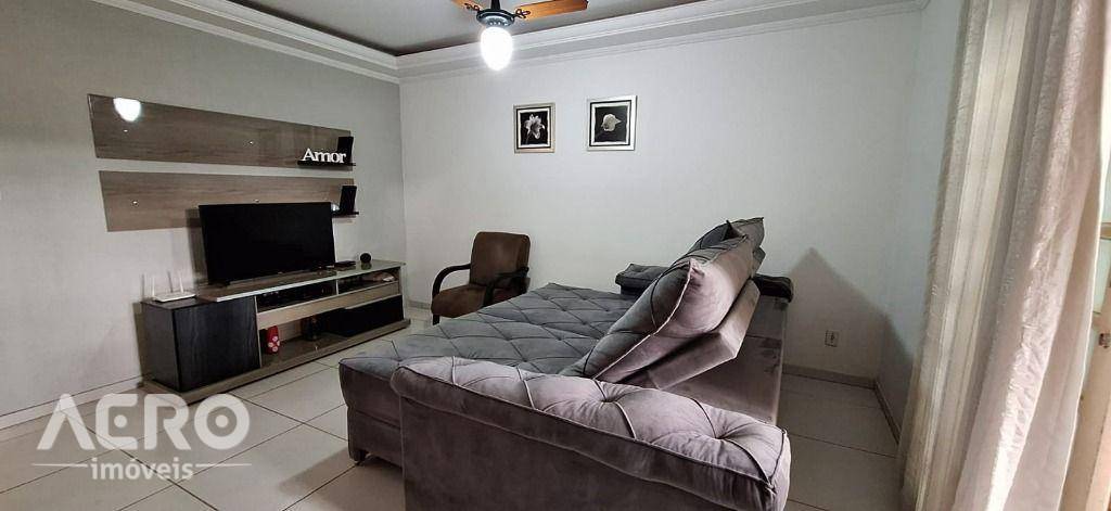 Casa à venda com 4 quartos, 177m² - Foto 3