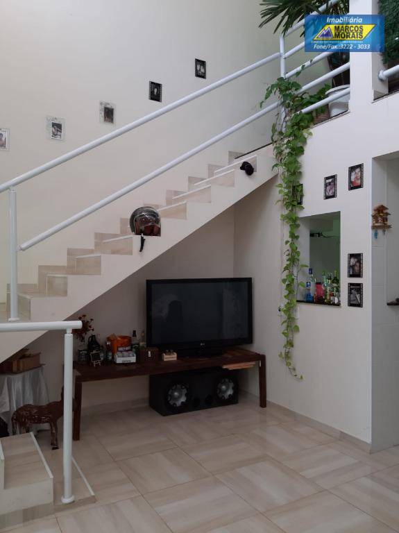 Casa à venda com 2 quartos, 137m² - Foto 1