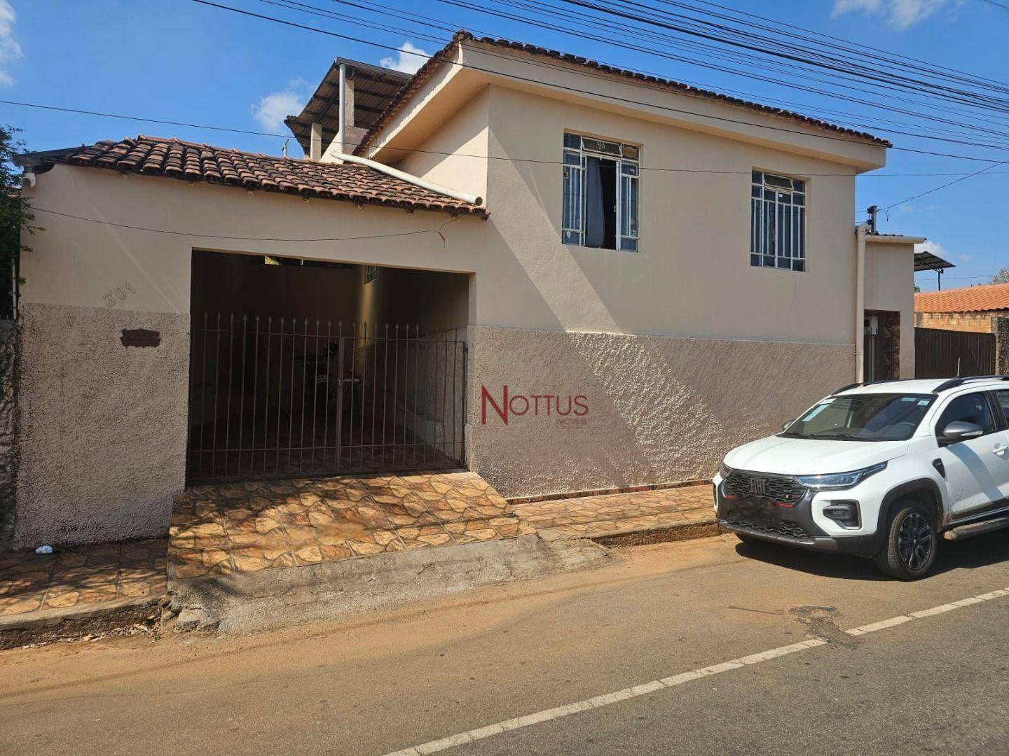 Casa à venda com 4 quartos, 250m² - Foto 1